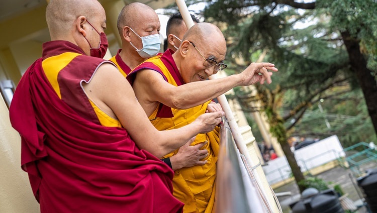 Обходя вокруг храма Калачакры, Его Святейшество Далай-лама машет рукой людям, собравшимся во дворе. Дхарамсала, штат Химачал-Прадеш, Индия. 16 сентября 2022 г. Фото: Тензин Чойджор (офис ЕСДЛ).