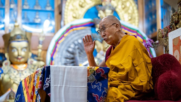 Его Святейшество Далай-лама обращается к собравшимся во время второго дня учений, организованных по просьбе буддистов из Юго-Восточной Азии. Дхарамсала, штат Химачал-Прадеш, Индия. 16 сентября 2022 г. Фото: Тензин Чойджор (офис ЕСДЛ).