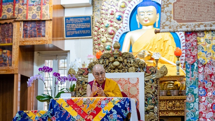 Его Святейшество Далай-лама отвечает на вопросы во время второго дня учений, организованных по просьбе буддистов из Юго-Восточной Азии. Дхарамсала, штат Химачал-Прадеш, Индия. 16 сентября 2022 г. Фото: Тензин Чойджор (офис ЕСДЛ).