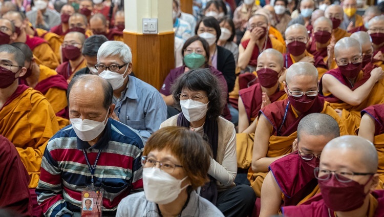Буддисты из Тайваня слушают Его Святейшество Далай-ламу во время первого дня учений в главном тибетском храме. Дхарамсала, штат Химачал-Прадеш, Индия. 3 октября 2022 г. Фото: Тензин Чойджор (офис ЕСДЛ).