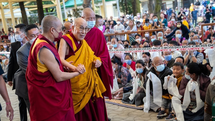 Его Святейшество Далай-лама направляется в главный тибетский храм в начале второго дня трехдневных учений, организованных по просьбе тайваньских буддистов. Дхарамсала, штат Химачал-Прадеш, Индия. 4 октября 2022 г. Фото: Тензин Чойджор (офис ЕСДЛ).