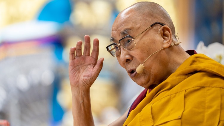 Его Святейшество Далай-лама обращается к слушателям во время второго дня трехдневных учений, организованных по просьбе тайваньских буддистов. Дхарамсала, штат Химачал-Прадеш, Индия. 4 октября 2022 г. Фото: Тензин Чойджор (офис ЕСДЛ).