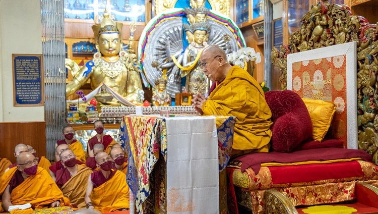 Его Святейшество Далай-лама рассказывает о ситуации в Тибете во время второго дня трехдневных учений, организованных по просьбе тайваньских буддистов. Дхарамсала, штат Химачал-Прадеш, Индия. 4 октября 2022 г. Фото: Тензин Чойджор (офис ЕСДЛ).