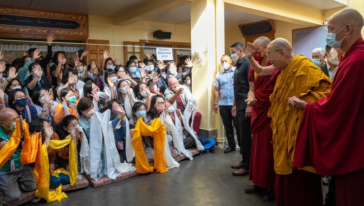 Покидая главный тибетский храм по завершении второго дня учений, Его Святейшество Далай-лама на прощание машет рукой слушателям из Тайваня. Дхарамсала, штат Химачал-Прадеш, Индия. 4 октября 2022 г. Фото: Тензин Чойджор (офис ЕСДЛ).