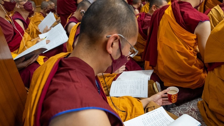 Монахи из Тайваня следят за текстом во время третьего дня учений Его Святейшества Далай-ламы, организованных в главном тибетском храме. Дхарамсала, штат Химачал-Прадеш, Индия. 5 октября 2022 г. Фото: Тензин Чойджор (офис ЕСДЛ).