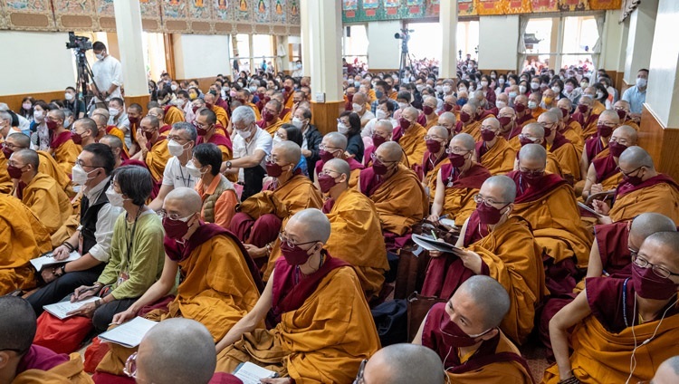 Буддисты из Тайваня слушают, как Его Святейшество Далай-лама отвечает на вопросы в ходе третьего дня учений в главном тибетском храме. Дхарамсала, штат Химачал-Прадеш, Индия. 5 октября 2022 г. Фото: Тензин Чойджор (офис ЕСДЛ).