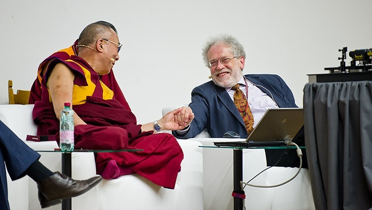 Его Святейшество Далай-лама и Антон Цайлингер на конференции в Вене, Австрии. 26 мая 2012 г. Фото: Тензин Чойджор (офис ЕСДЛ).