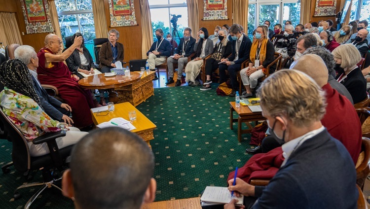Его Святейшество Далай-лама выступает с обращением во время второго дня диалога с учеными под эгидой института «Ум и жизнь». Дхарамсала, штат Химачал-Прадеш, Индия. 13 октября 2022 г. Фото: Тензин Чойджор (офис ЕСДЛ).