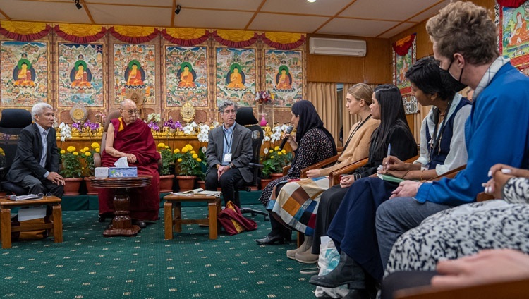 Во время первого дня саммита «Сострадательное лидерство» Шабана из Афганистана делится опытом с Его Святейшеством Далай-ламой. Дхарамсала, штат Химачал-Прадеш, Индия. 18 октября 2022 г. Фото: Тензин Чойджор (офис ЕСДЛ).