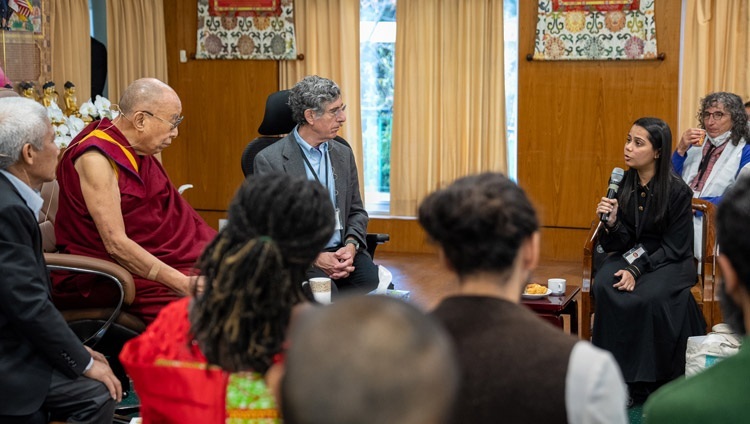 Во время первого дня саммита «Сострадательное лидерство» Шветал из Мумбаи делится опытом с Его Святейшеством Далай-ламой. Дхарамсала, штат Химачал-Прадеш, Индия. 18 октября 2022 г. Фото: Тензин Чойджор (офис ЕСДЛ).