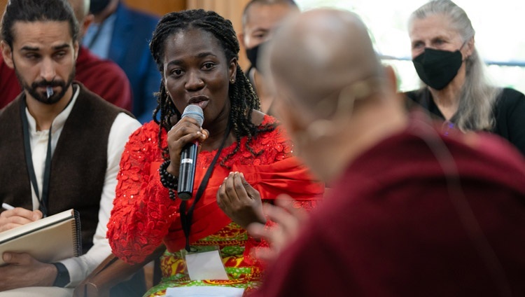 Грейс из Ганы рассказывает о себе во время первого дня саммита «Сострадательное лидерство» с Его Святейшеством Далай-ламой. Дхарамсала, штат Химачал-Прадеш, Индия. 18 октября 2022 г. Фото: Тензин Чойджор (офис ЕСДЛ).