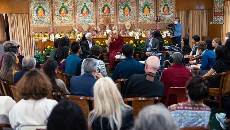 Вид на зал аудиенций резиденции Его Святейшества Далай-ламы во время первого дня саммита «Сострадательное лидерство». Дхарамсала, штат Химачал-Прадеш, Индия. 18 октября 2022 г. Фото: Тензин Чойджор (офис ЕСДЛ).