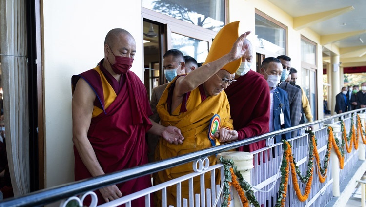 Направляясь в главный тибетский храм для участия в молебне о долгой жизни, Его Святейшество Далай-лама машет рукой людям, собравшимся во дворе. Дхарамсала, штат Химачал-Прадеш, Индия. 26 октября 2022 г. Фото: Тензин Чойджор (офис ЕСДЛ).
