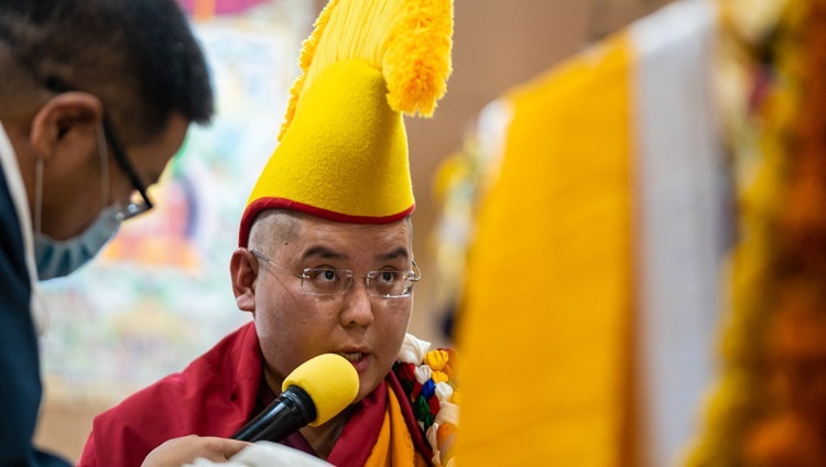 Линг Ринпоче читает хвалу Его Святейшеству Далай-ламе и обращается к нему с просьбой жить долго. Дхарамсала, штат Химачал-Прадеш, Индия. 26 октября 2022 г. Фото: Тензин Чойджор (офис ЕСДЛ).
