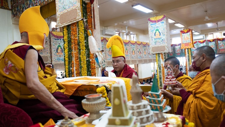 Линг Ринпоче совершает подношения Его Святейшеству Далай-ламе. Дхарамсала, штат Химачал-Прадеш, Индия. 26 октября 2022 г. Фото: Тензин Чойджор (офис ЕСДЛ).