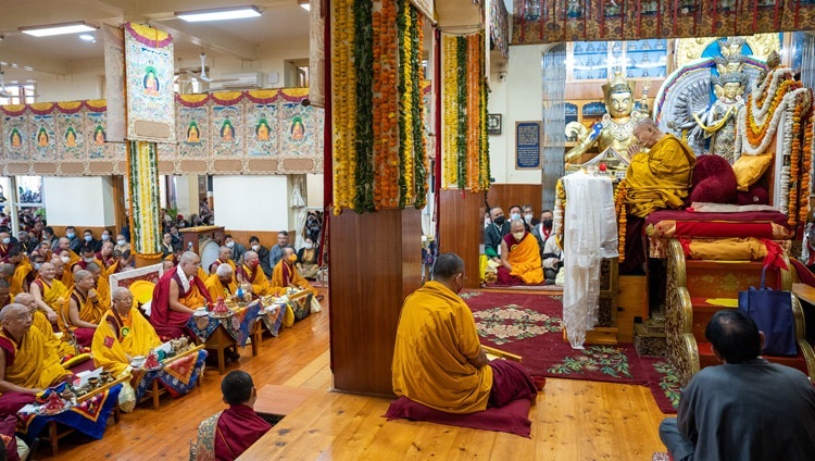 Его Святейшество Далай-лама выступает с обращением во время молебна о долгой жизни, организованного для него бывшими учениками Тибетской детской деревни и тибетскими ассоциациями Северной Америки. Дхарамсала, штат Химачал-Прадеш, Индия. 26 октября 2022 г. Фото: Тензин Чойджор (офис ЕСДЛ).