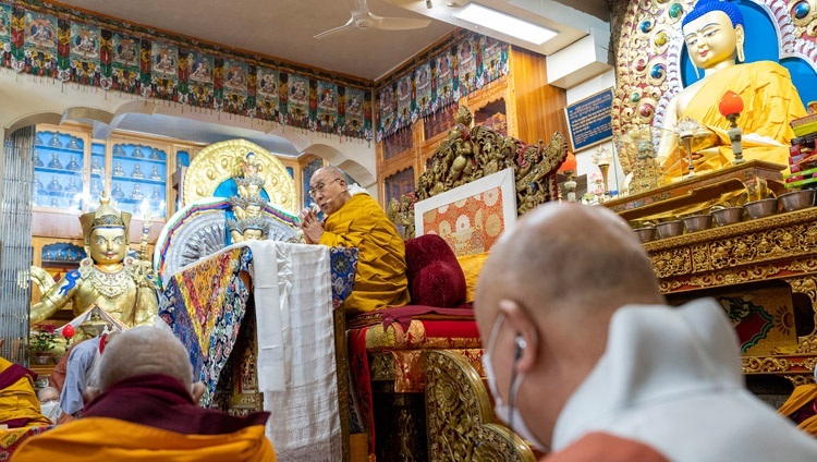 Его Святейшество Далай-лама обращается к слушателям во время первого дня учений, организованных по просьбе корейских буддистов. Дхарамсала, штат Химачал-Прадеш, Индия. 25 ноября 2022 г. Фото: Тензин Чойджор (офис ЕСДЛ).