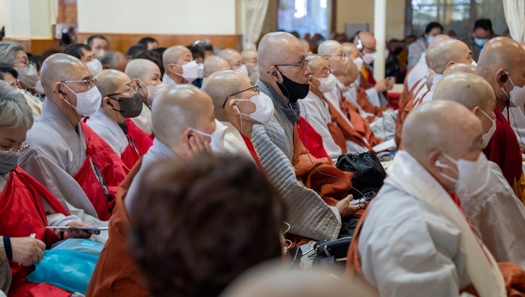 Корейские монахи, монахини и миряне слушают учения Его Святейшества Далай-ламы в главном тибетском храме. Дхарамсала, штат Химачал-Прадеш, Индия. 25 ноября 2022 г. Фото: Тензин Чойджор (офис ЕСДЛ).