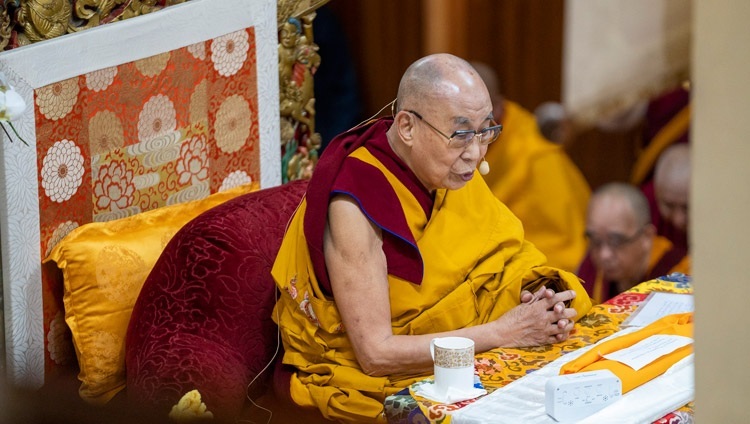 Его Святейшество Далай-лама во время первого дня учений, организованных по просьбе корейских буддистов. Дхарамсала, штат Химачал-Прадеш, Индия. 25 ноября 2022 г. Фото: Тензин Чойджор (офис ЕСДЛ).