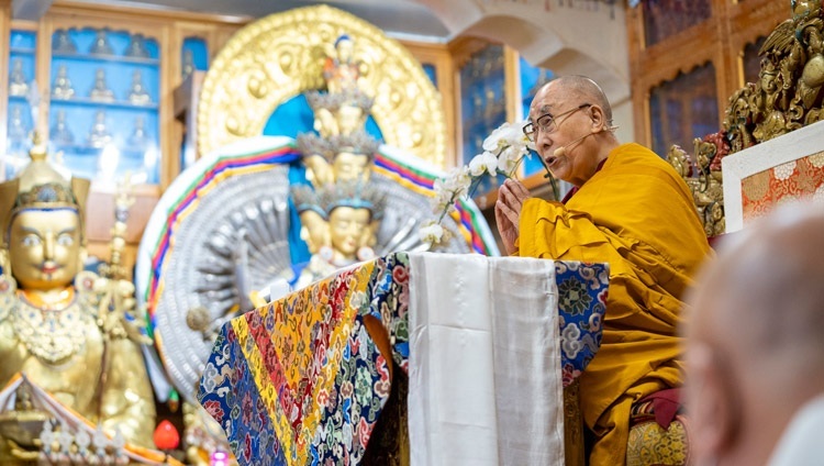 Его Святейшество Далай-лама обращается к слушателям во время второго дня учений, организованных по просьбе корейских буддистов. Дхарамсала, штат Химачал-Прадеш, Индия. 26 ноября 2022 г. Фото: Тензин Чойджор (офис ЕСДЛ).