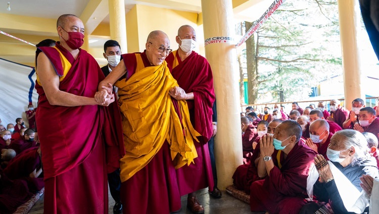 Покидая главный тибетский храм по завершении второго дня учений, Его Святейшество Далай-лама приветствует собравшихся. Дхарамсала, штат Химачал-Прадеш, Индия. 26 ноября 2022 г. Фото: Тензин Чойджор (офис ЕСДЛ).