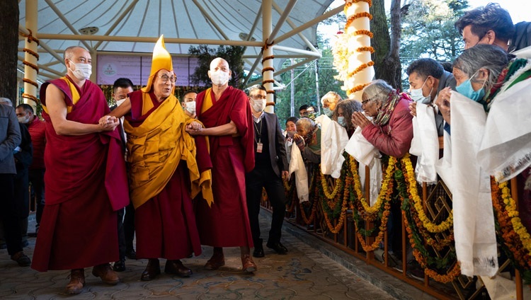 Его Святейшество Далай-лама направляется в главный тибетский храм на молебен о долгой жизни, который ему поднесут монастырь Дрепунг Гоманг и Фонд «Лхаден Чотрул Монлам Ченмо». Дхарамсала, штат Химачал-Прадеш, Индия. 30 ноября 2022 г. Фото: Тензин Чойджор (офис ЕСДЛ).