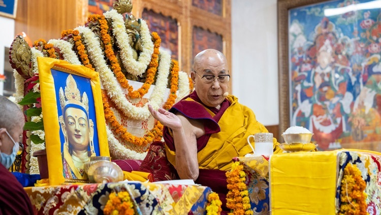 Его Святейшество Далай-лама показывает собравшимся изображение статуи Ченрезига Вати Сангпо, которая хранится в его резиденции. Дхарамсала, штат Химачал-Прадеш, Индия. 30 ноября 2022 г. Фото: Тензин Чойджор (офис ЕСДЛ).