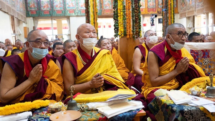 Монахи, участвующие в молебне о долгой жизни Его Святейшества Далай-ламы, слушают обращение духовного лидера. Дхарамсала, штат Химачал-Прадеш, Индия. 30 ноября 2022 г. Фото: Тензин Чойджор (офис ЕСДЛ).