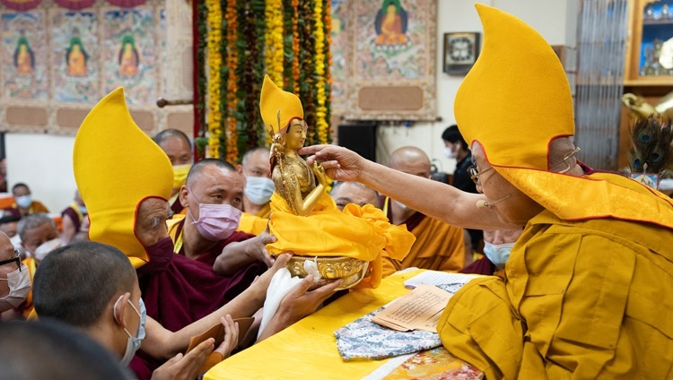 Ганден Три Ринпоче вручает Его Святейшеству Далай-ламе традиционные подношения. Дхарамсала, штат Химачал-Прадеш, Индия. 30 ноября 2022 г. Фото: Тензин Чойджор (офис ЕСДЛ).