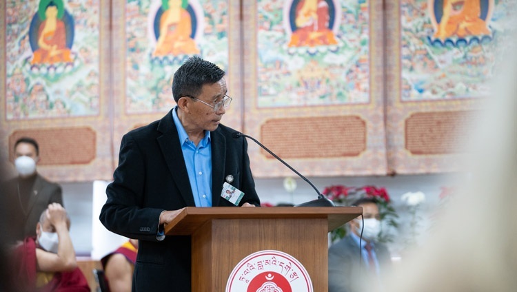 Джампхел Лхундуп, секретарь «Фонда Далай-ламы», выступает с приветственным словом на открытии двухдневной конференции «Социальное, эмоциональное и этическое обучение. Всемирная инициатива по образованию для сердца и ума» в Библиотеке и архиве Далай-ламы в Дхарамсале, штат Химачал-Прадеш, Индия. 9 декабря 2022 г. Фото: Тензин Чойджор (офис ЕСДЛ)