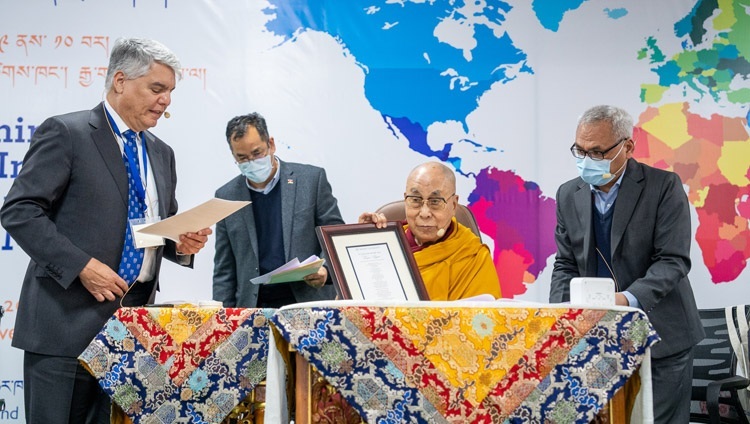 Президент Университета Эмори Грегори Фенвес вручает благодарность Его Святейшеству Далай-ламе в знак признания его пятнадцатилетнего пребывания на посту почетного профессора Университета Эмори. Дхарамсала, штат Химачал-Прадеш, Индия. 9 декабря 2022 г. Фото: Тензин Чойджор (офис ЕСДЛ)