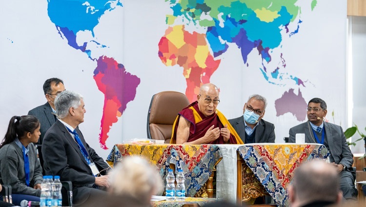 Его Святейшество Далай-лама обращается к участникам двухдневной конференции «Социальное, эмоциональное и этическое обучение. Всемирная инициатива по образованию для сердца и ума» в Библиотеке и архиве Далай-ламы в Дхарамсале, штат Химачал-Прадеш, Индия. 9 декабря 2022 г. Фото: Тензин Чойджор (офис ЕСДЛ)