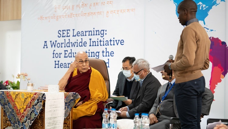 Его Святейшество Далай-лама отвечает на вопрос, заданный ему студентом, принимавшим участие в учебной программе «Социальное, эмоциональное и этическое обучение. Всемирная инициатива по образованию для сердца и ума». Дхарамсала, штат Химачал-Прадеш, Индия. 9 декабря 2022 г. Фото: Тензин Чойджор (офис ЕСДЛ)
