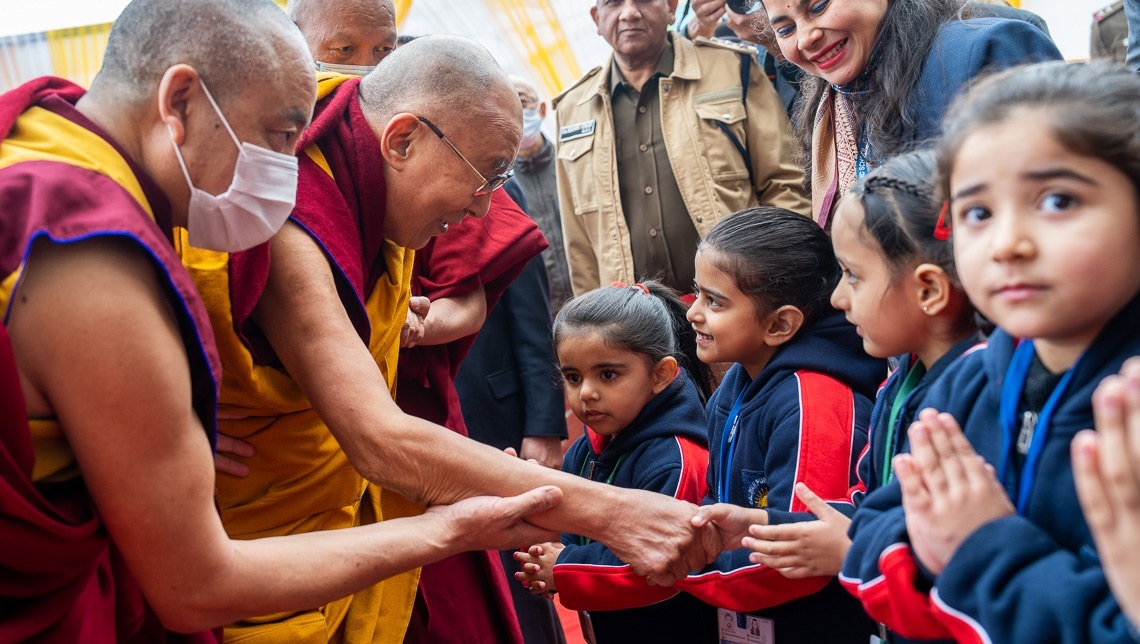 Его Святейшество Далай-лама приветствует юных учеников по прибытии в школу «Салван». Гуруграм, Индия. 21 декабря 2022 г. Фото: Тензин Чойджор (офис ЕСДЛ).