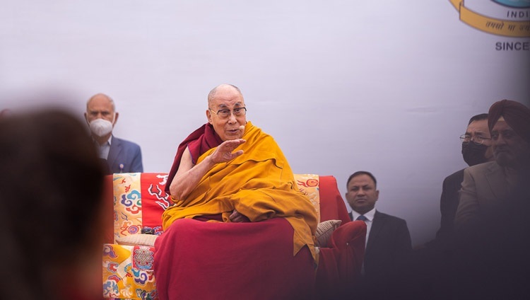 Во время мероприятия в школе «Салван» Его Святейшество Далай-лама обращается к ученикам, сотрудникам и родителям, которых собралось около 6000. Гуруграм, Индия. 21 декабря 2022 г. Фото: Тензин Чойджор (офис ЕСДЛ).