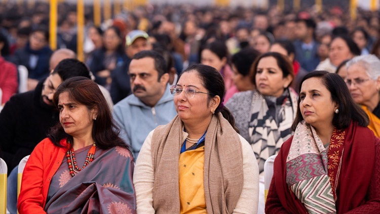 Слушатели во время лекции Его Святейшества Далай-ламы в школе «Салван». Гуруграм, Индия. 21 декабря 2022 г. Фото: Тензин Чойджор (офис ЕСДЛ).