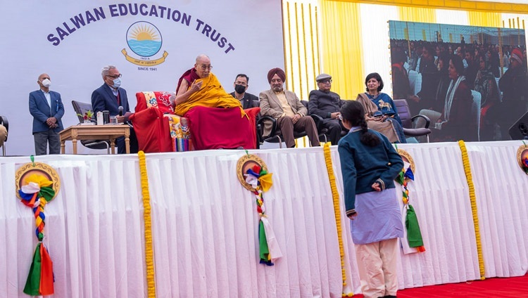 Во время мероприятия в школе Салван Его Святейшество Далай-лама отвечает на вопрос одной из учениц. Гуруграм, Индия. 21 декабря 2022 г. Фото: Тензин Чойджор (офис ЕСДЛ).