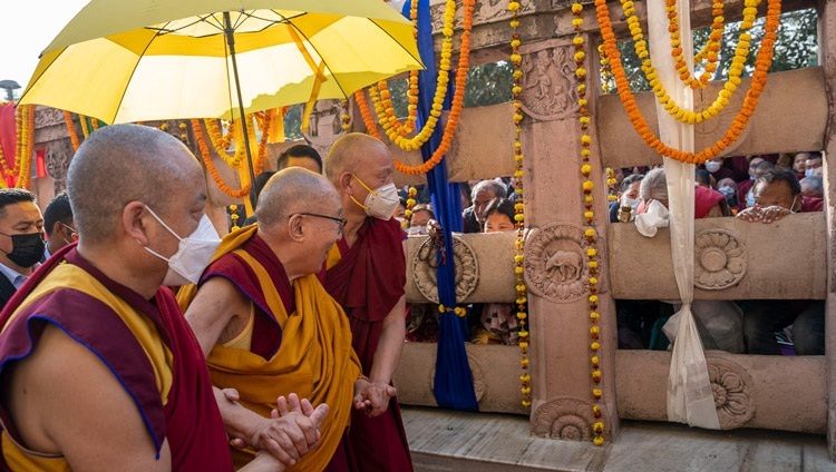 Его Святейшество Далай-лама приветствует верующих, собравшихся на территории храма Махабодхи. Бодхгая, штат Бихар, Индия. 23 декабря 2022 г. Фото: Тензин Чойджор (офис ЕСДЛ).