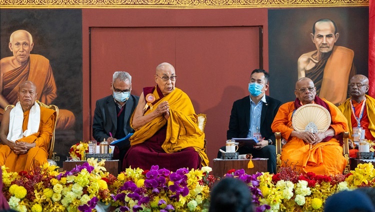 Его Святейшество Далай-лама обращается к собравшимся на открытии Международной программы обмена монахами палийской и санскритской традиций. Бодхгая, штат Бихар, Индия. 27 декабря 2022 г. Фото: Тензин Чойджор (офис ЕСДЛ).