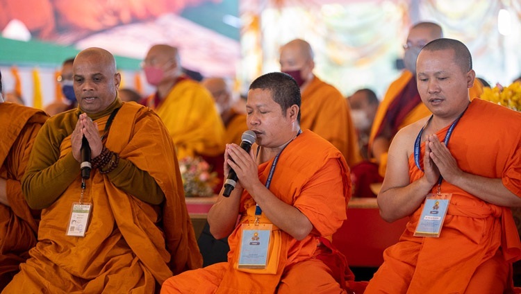 В начале первого дня учений Его Святейшества Далай-ламы монахи традиции тхеравада читают «Каруния-метта-сутту» на пали. Бодхгая, штат Бихар, Индия. 29 декабря 2022 г. Фото: Тензин Чойджор (офис ЕСДЛ).