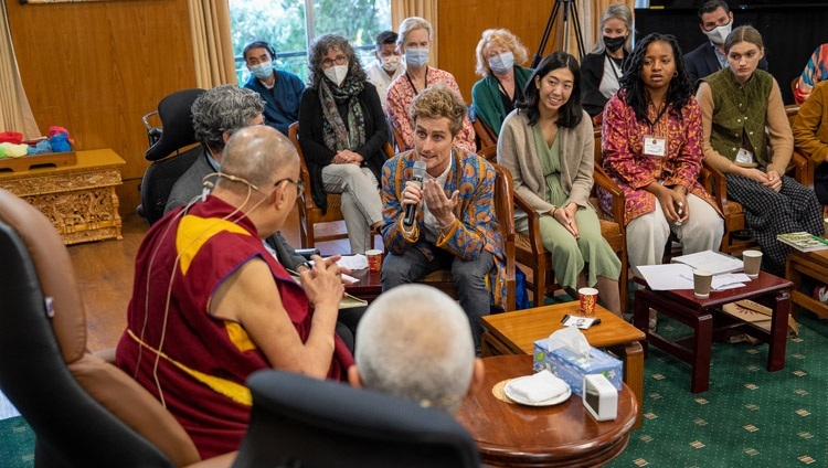 Ронан из Ирландии рассказывает о себе Его Святейшеству Далай-ламе во время второго дня саммита «Сострадательное лидерство». Дхарамсала, штат Химачал-Прадеш, Индия. 19 октября 2022 г. Фото: Тензин Чойджор (офис ЕСДЛ).