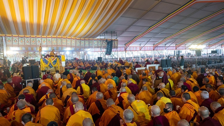 Вид на установленную на площадке Калачакры сцену во время молебна о долгой жизни, который подносят Его Святейшеству Далай-ламе от имени традиции гелуг. Бодхгая, штат Бихар, Индия. 1 января 2023 г. Фото: Тензин Чойджор (офис ЕСДЛ).