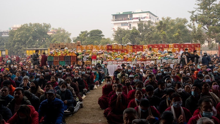 Подношения, которые подготовили для раздачи верующим во время молебна о долгой жизни Его Святейшества Далай-ламы. Бодхгая, штат Бихар, Индия. 1 января 2023 г. Фото: Тензин Чойджор (офис ЕСДЛ).