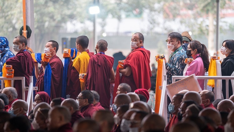 Миряне и монахи традиции гелуг стоят в очереди, ожидая возможности совершить подношения Его Святейшеству Далай-ламе. Бодхгая, штат Бихар, Индия. 1 января 2023 г. Фото: Тензин Чойджор (офис ЕСДЛ).