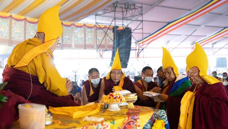 Гаден Три Ринпоче читает хвалу Его Святейшеству Далай-ламе и обращается к нему с просьбой как можно дольше оставаться в этом мире. Бодхгая, штат Бихар, Индия. 1 января 2023 г. Фото: Тензин Чойджор (офис ЕСДЛ).