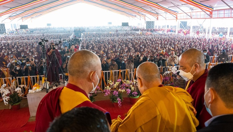 По завершении молебна о долгой жизни, организованного на площадке Калачакры, Его Святейшество Далай-лама машет рукой собравшимся. Бодхгая, штат Бихар, Индия. 1 января 2023 г. Фото: Тензин Чойджор (офис ЕСДЛ).