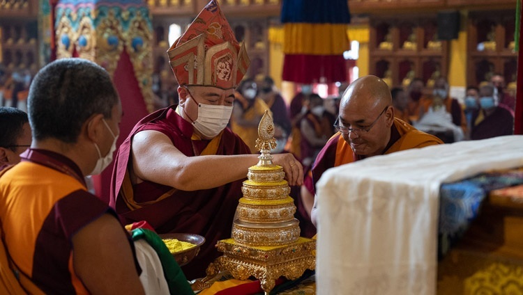 Во время молебна Шечен Рабджам Ринпоче подносит Его Святейшеству Далай-ламе мандалу. Бодхгая, штат Бихар, Индия. 18 января 2023 г. Фото: Тензин Чойджор (офис ЕСДЛ).