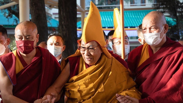 Его Святейшество Далай-лама прибывает в главный тибетский храм, чтобы даровать учение по джатакам. Дхарамсала, штат Химачал-Прадеш, Индия. 7 марта 2023 г. Фото: Тензин Чойджор (офис ЕСДЛ).