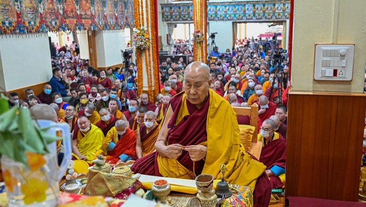 Его Святейшество Далай-лама проводит церемонии самопорождения, необходимые для передачи посвящения Чакрасамвары. Дхарамсала, штат Химачал-Прадеш, Индия. 9 марта 2023 г. Фото: дост. Замлинг Норбу.