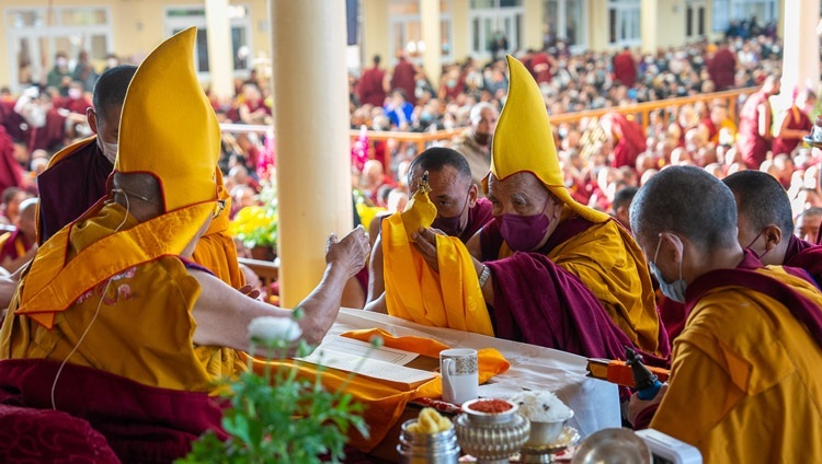 Ганден Трипа Лобсанг Тензин Ринпоче подносит Его Святейшеству Далай-ламе три символа пробужденных тела, речи и ума. Дхарамсала, штат Химачал-Прадеш, Индия. 7 марта 2023 г. Фото: Тензин Чойджор (офис ЕСДЛ).